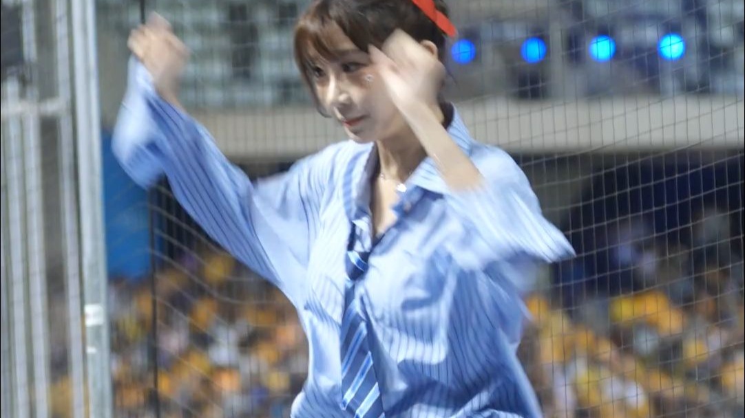 她比你想的更會跳! 男友襯衫底下是藏不住的力量! 比起嫵媚更