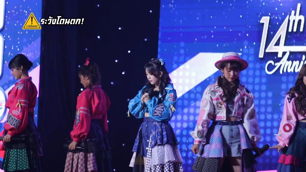 [Fancam] Mewnich BNK48 - Hashire Penguin @Kazz Awards 20