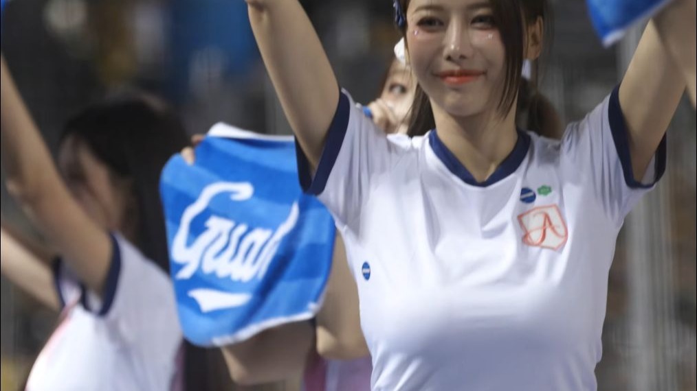 雅英学姐体育课太顶！运动服造型反差萌