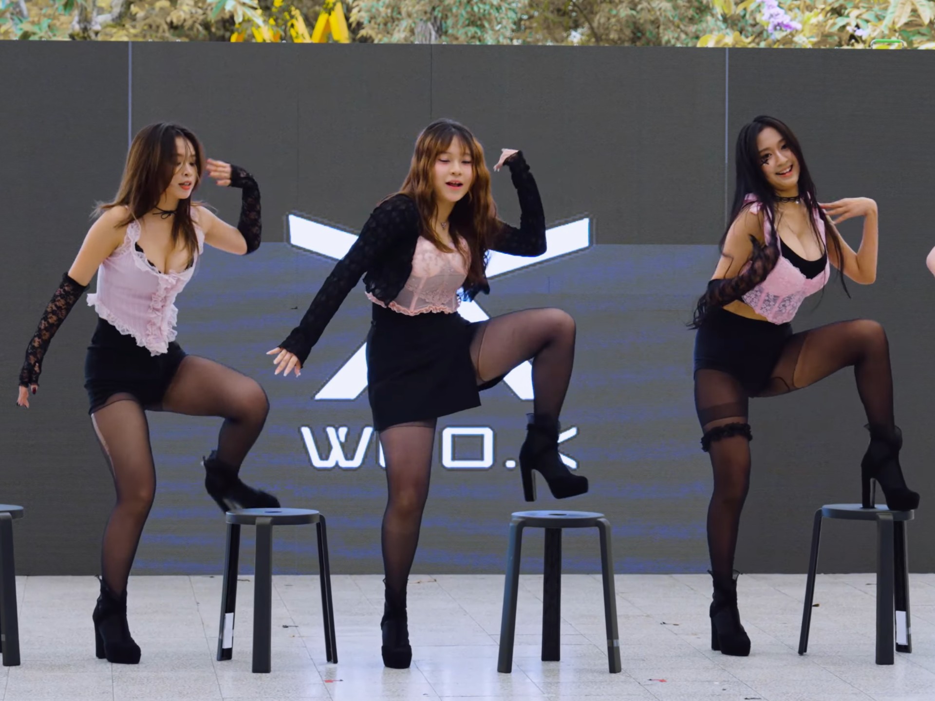 青春的嘴里总是含着石楠花的芬芳