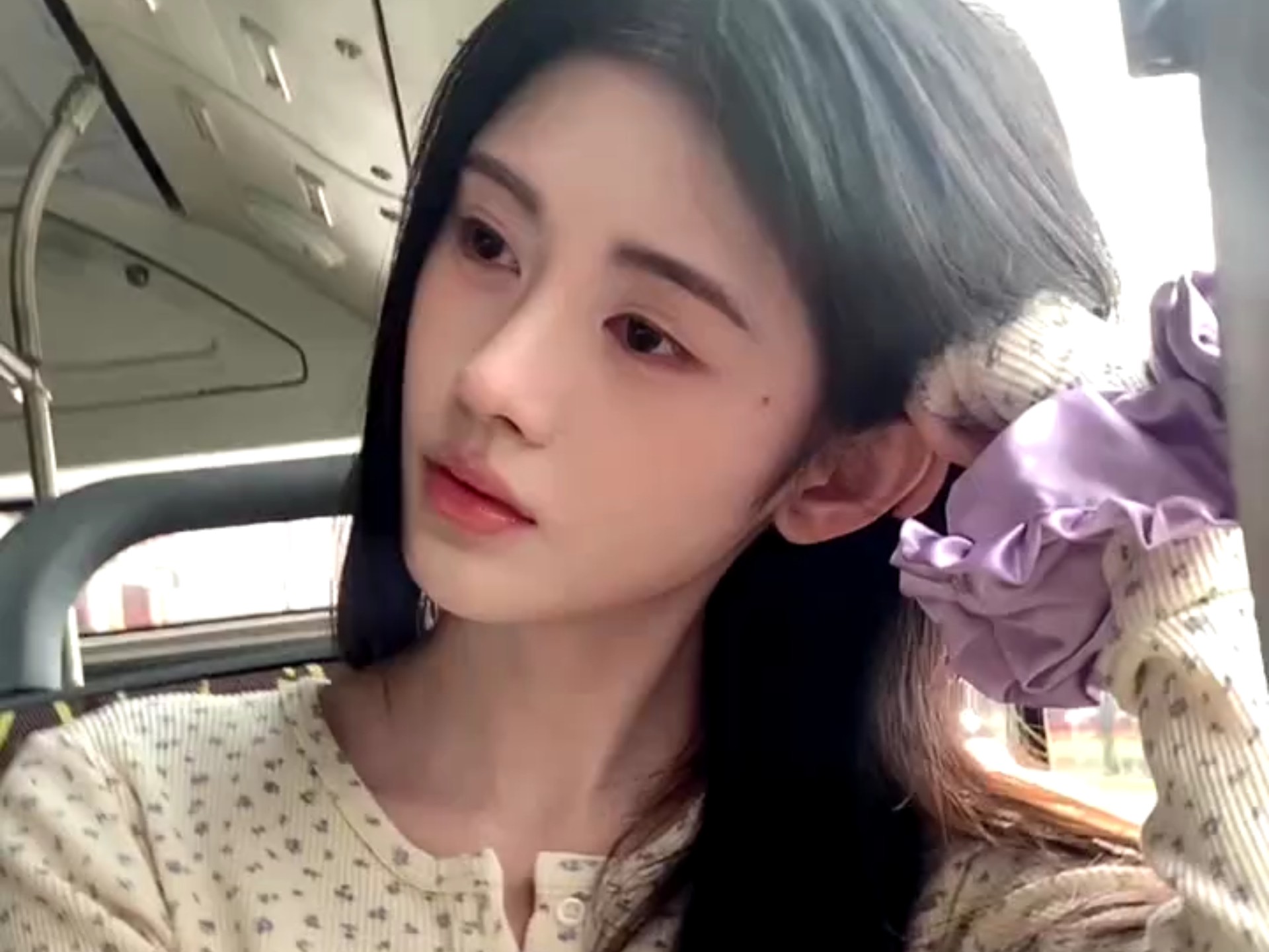 【鞠婧祎】公交车上发呆