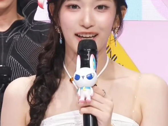 今天是小主持小李瑞，包臀裙哦