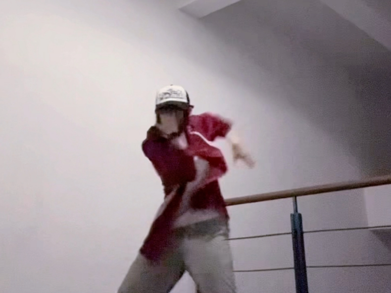 跳塔西亚的踊我就这样来一拳x