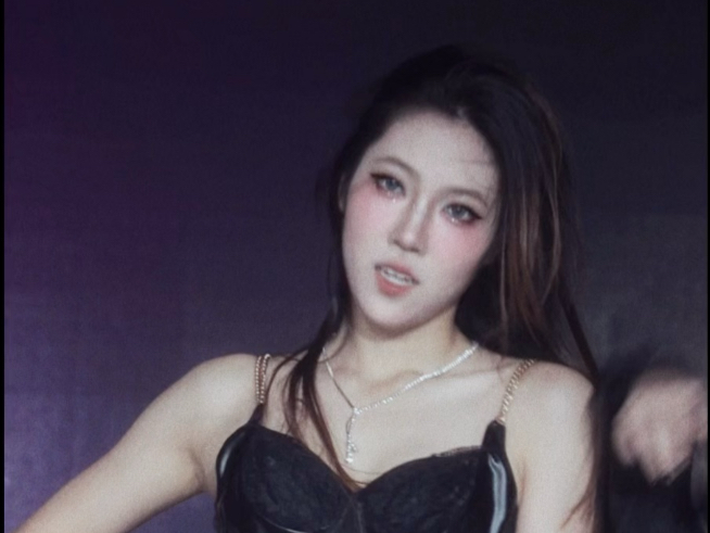 黑发Rose高燃出道曲蹦拔牙现场