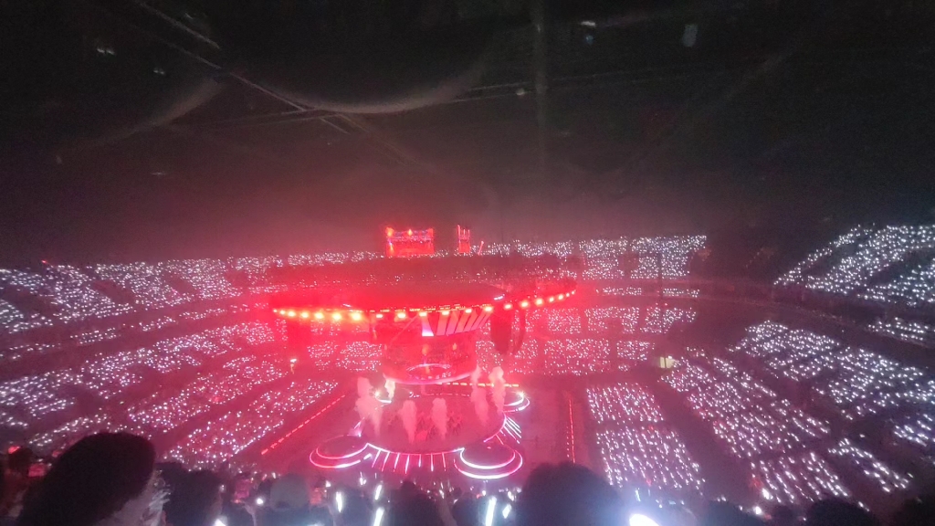 在张艺兴南京演唱会和suho一起听MAMA