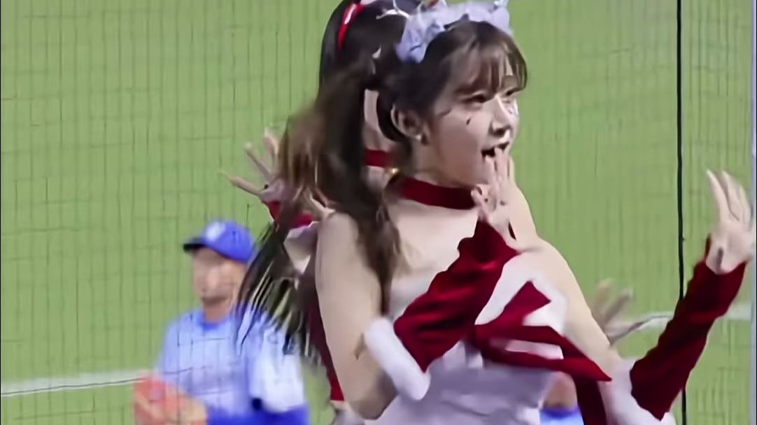 珠珠宝贝圣诞大红装惊艳中场舞