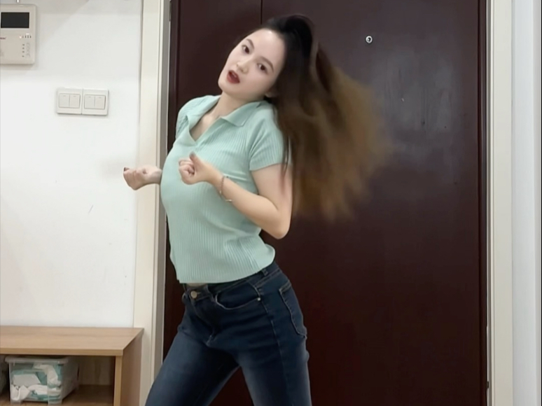 “不管我穿什么都光彩照人” 《短裙》编舞版翻跳！好喜欢这条