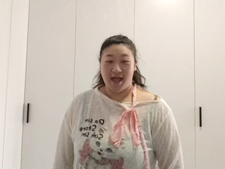 美美Sunday  手里握着咖啡