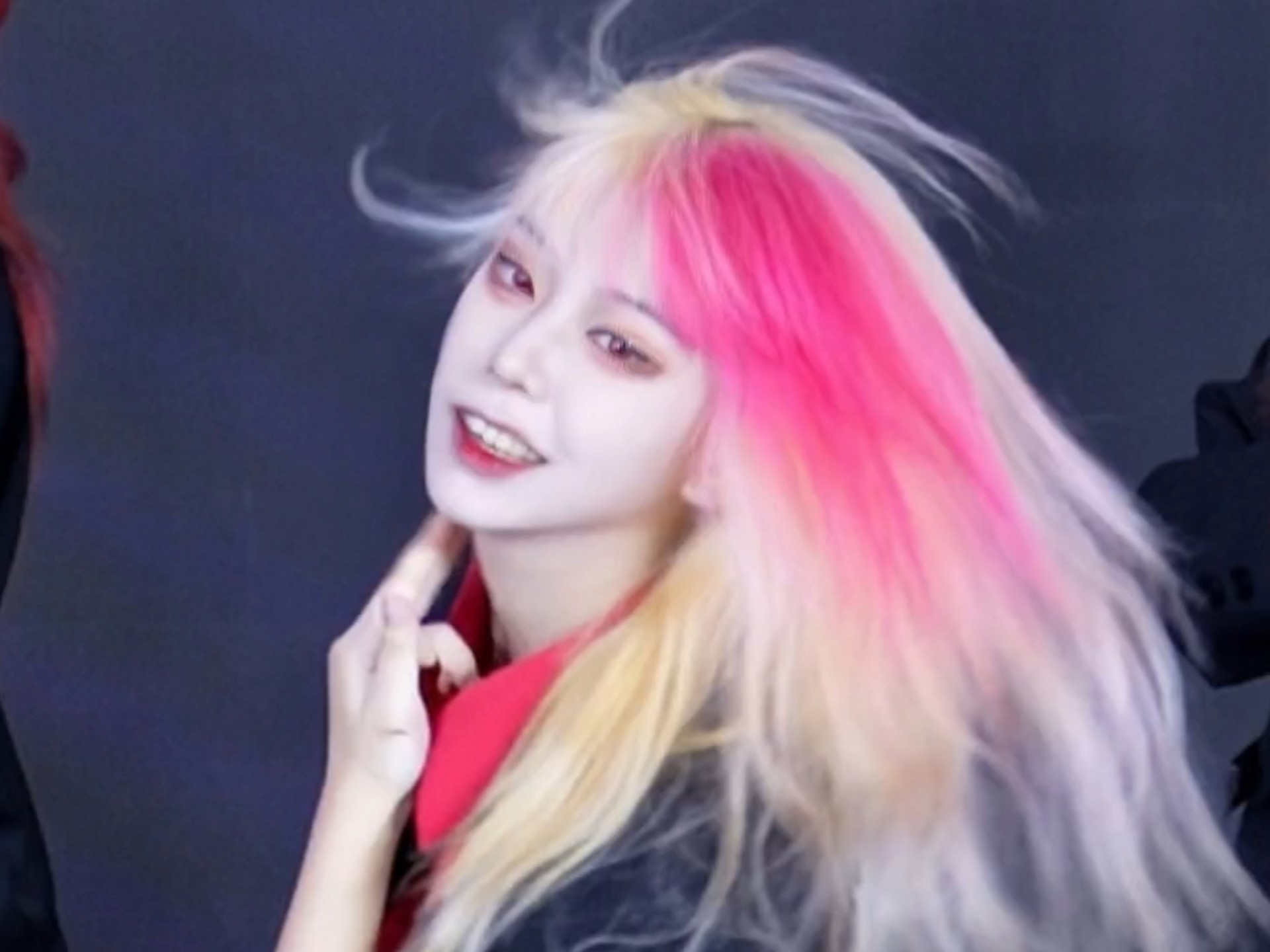这次不是女伴舞是女吸血鬼了