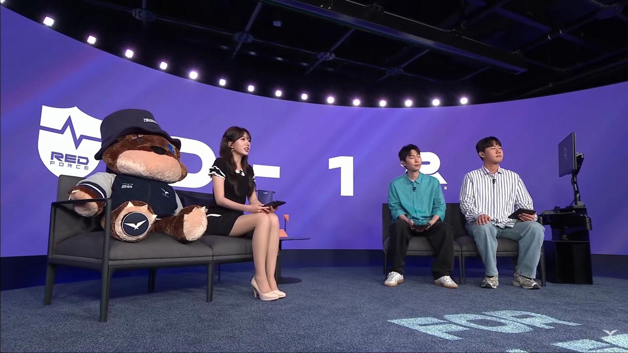 【李银彬】彬姐这个丝质量好阿，依旧无褶丨白高跟重出江湖丨LC