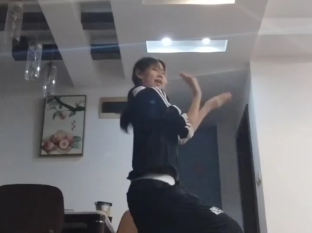 男团舞选手跳短裙就是…
