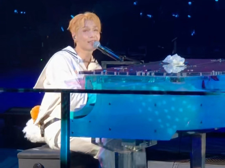 张艺兴演唱会转场拍啦~