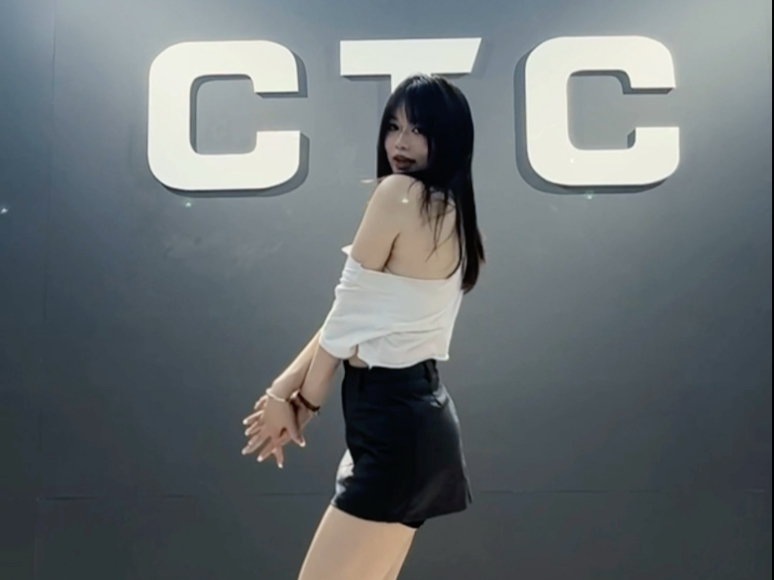 短裙 我从小跳到大 AOA短裙翻跳