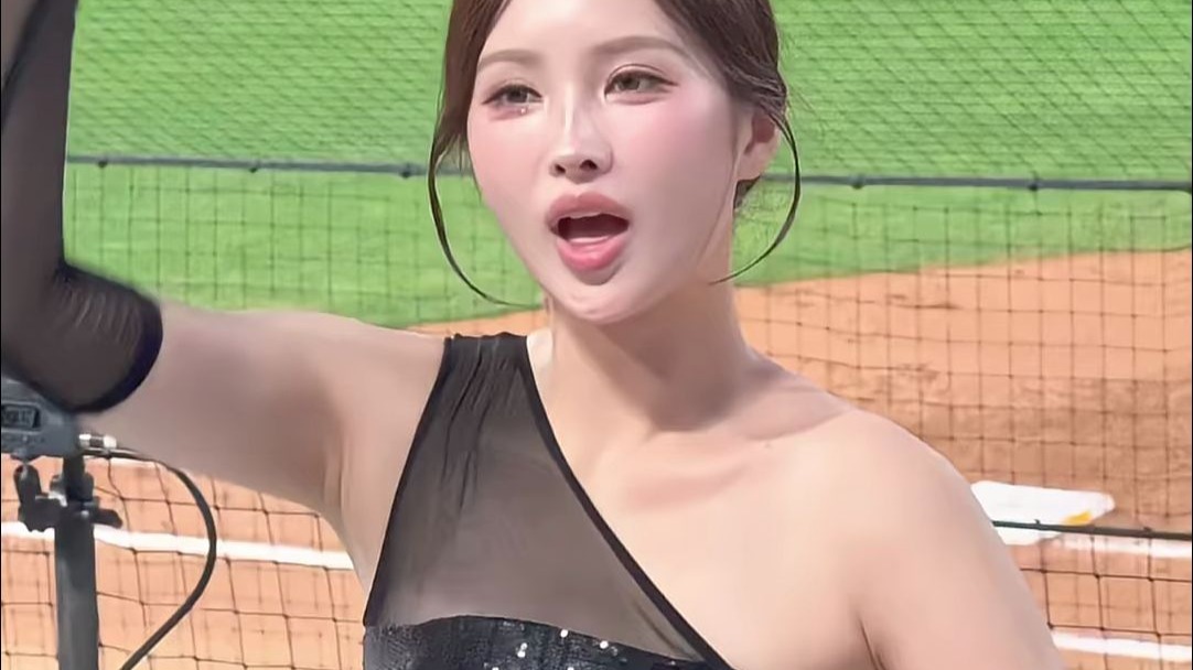 金正媛黑色舞台造型｜为球员加油打气⚾