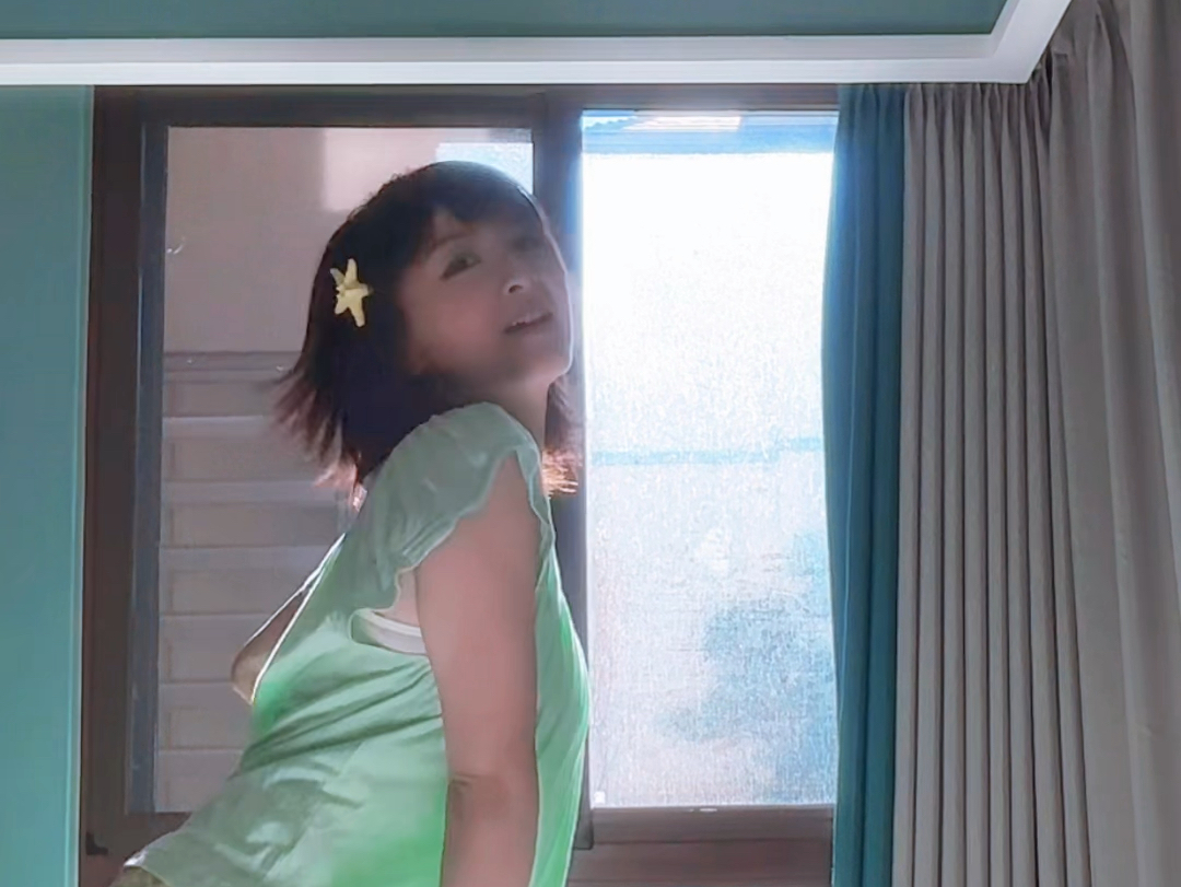 对着窗外Dancingalone 在空调房里沐浴阳光