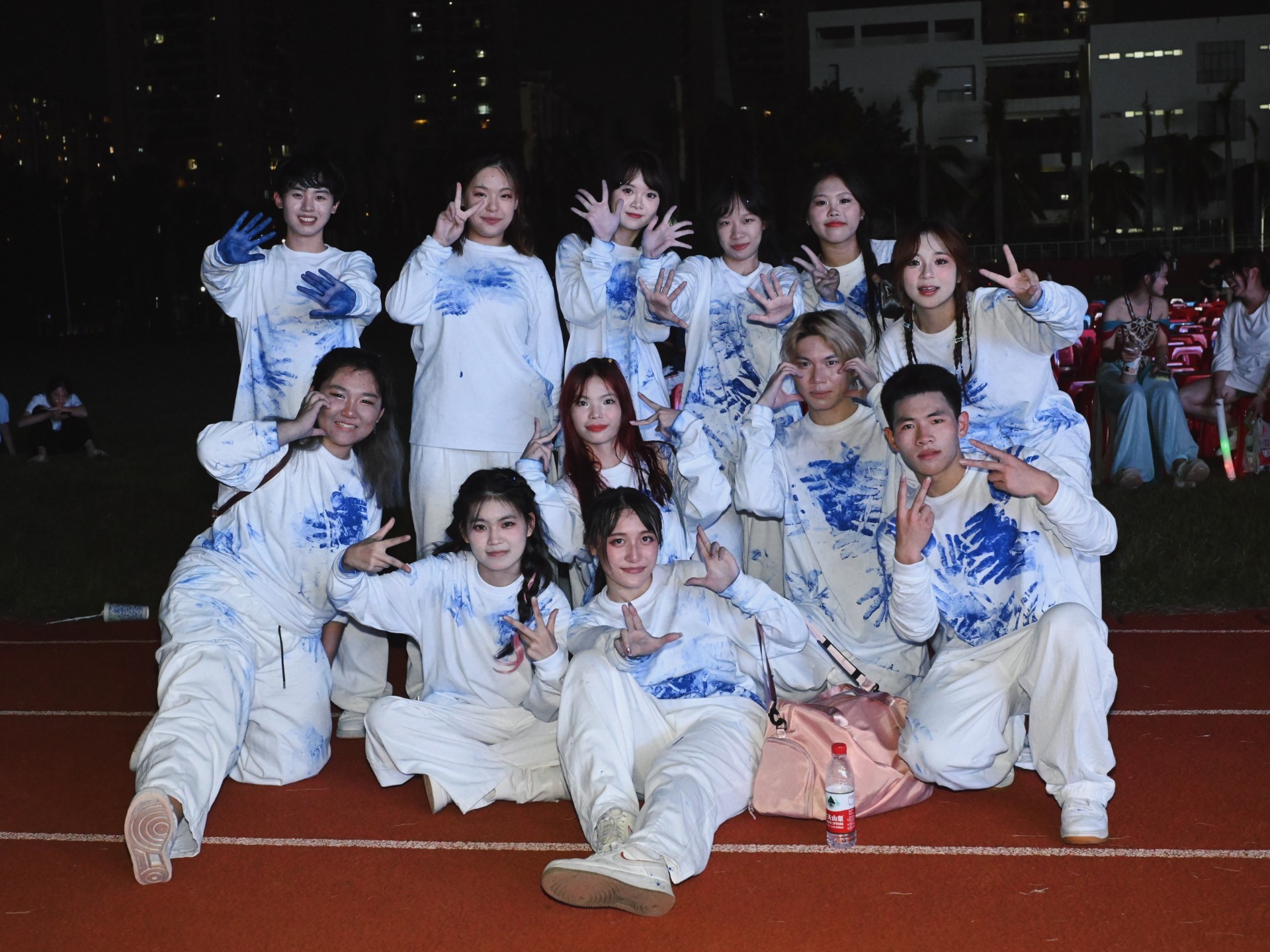 用《群青》迎新再合适不过了，每一个初到大学的学子都怀揣着对