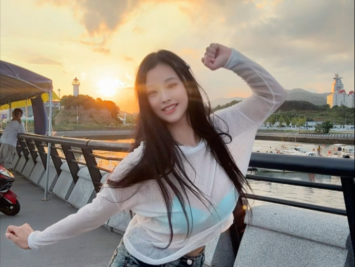 夕阳下跳Sticky被恶意男凝了