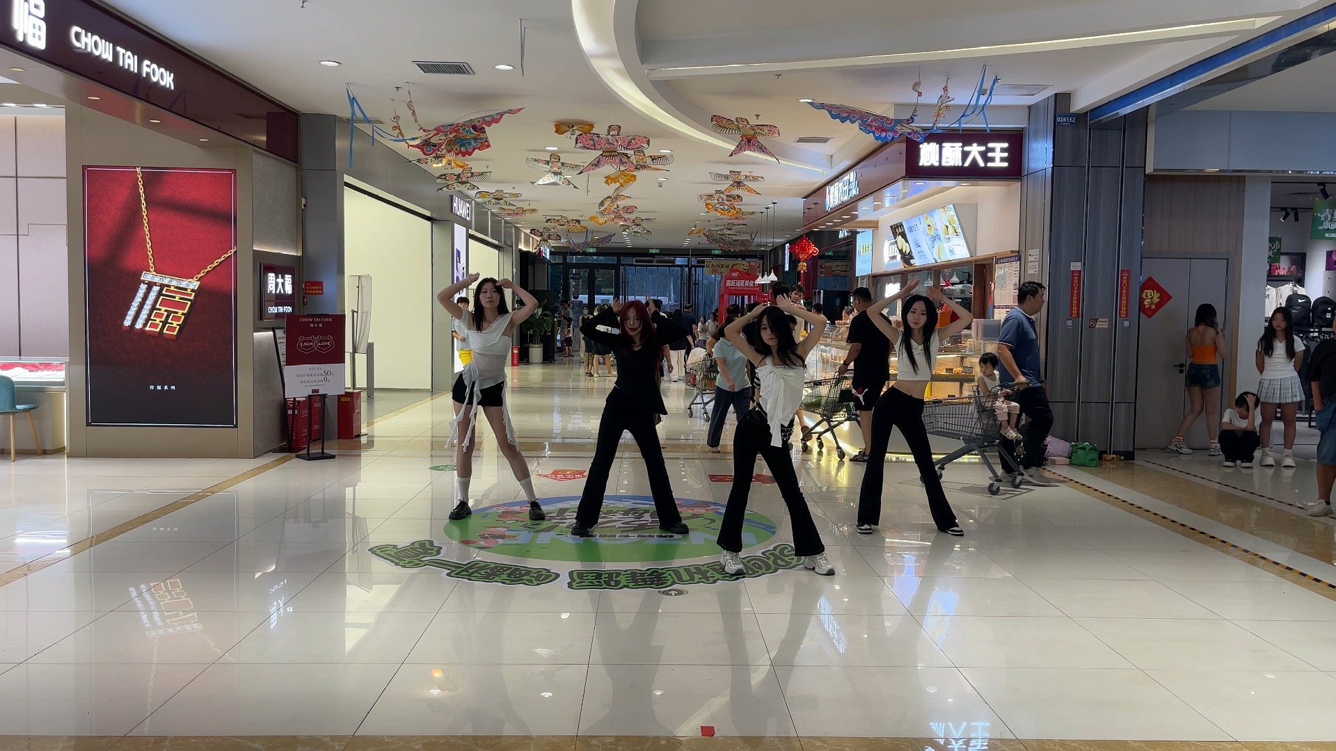 路演5  曲目：4 walls  原唱：F(x)  时间：3:26  队名：四个超人墙