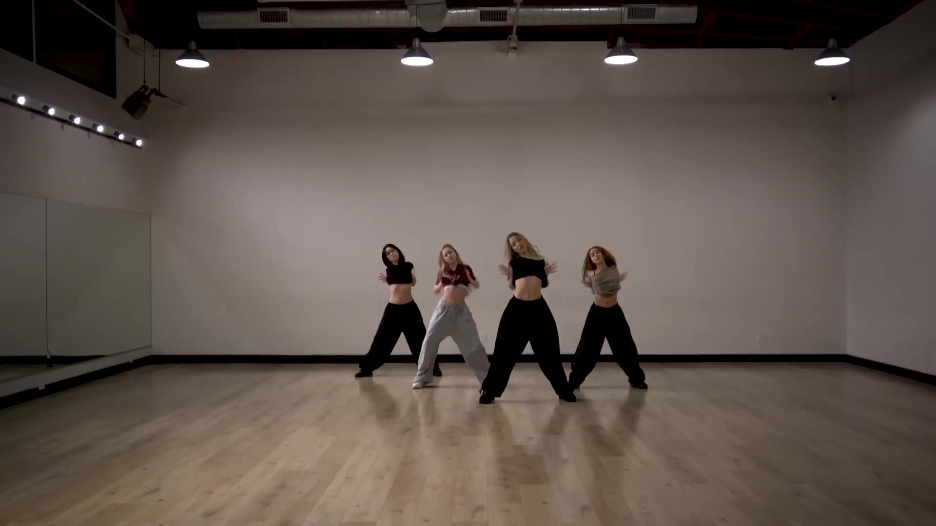 JYP美国女团GIRLSET出道曲commas练习室直拍