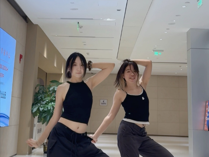 封面好像在展示腋下管理的成果｜aoa短裙mokey编舞