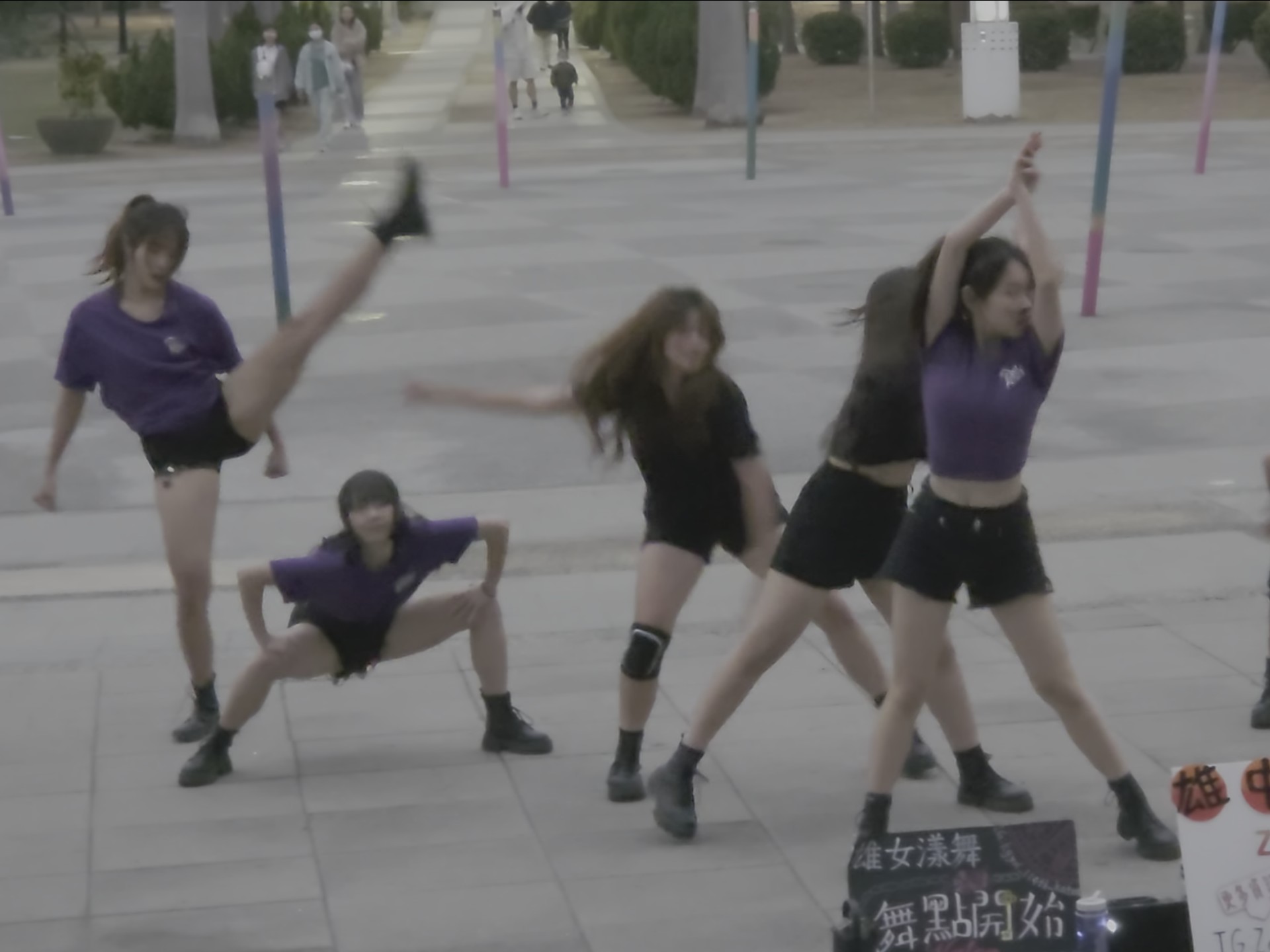 开学迎新彩排‖高中妹子一早上就在公园占位置