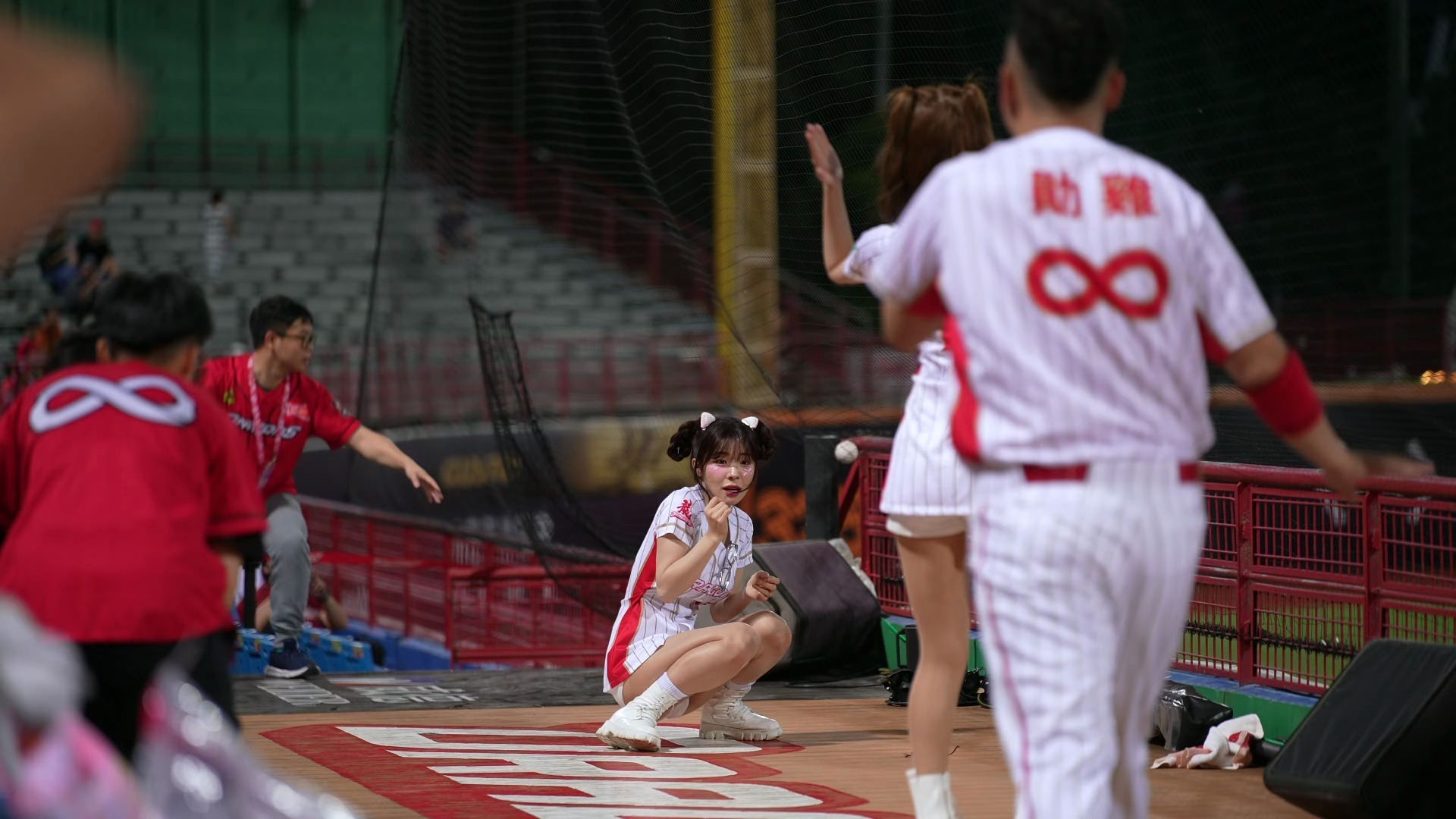 【惊险瞬间】多慧差点被界外球击中！幸好没事⚾