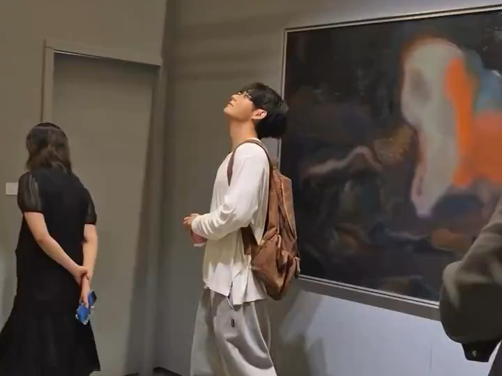 【金泰亨】Frieze Seoul艺博会｜背书包戴眼镜白T完全男大