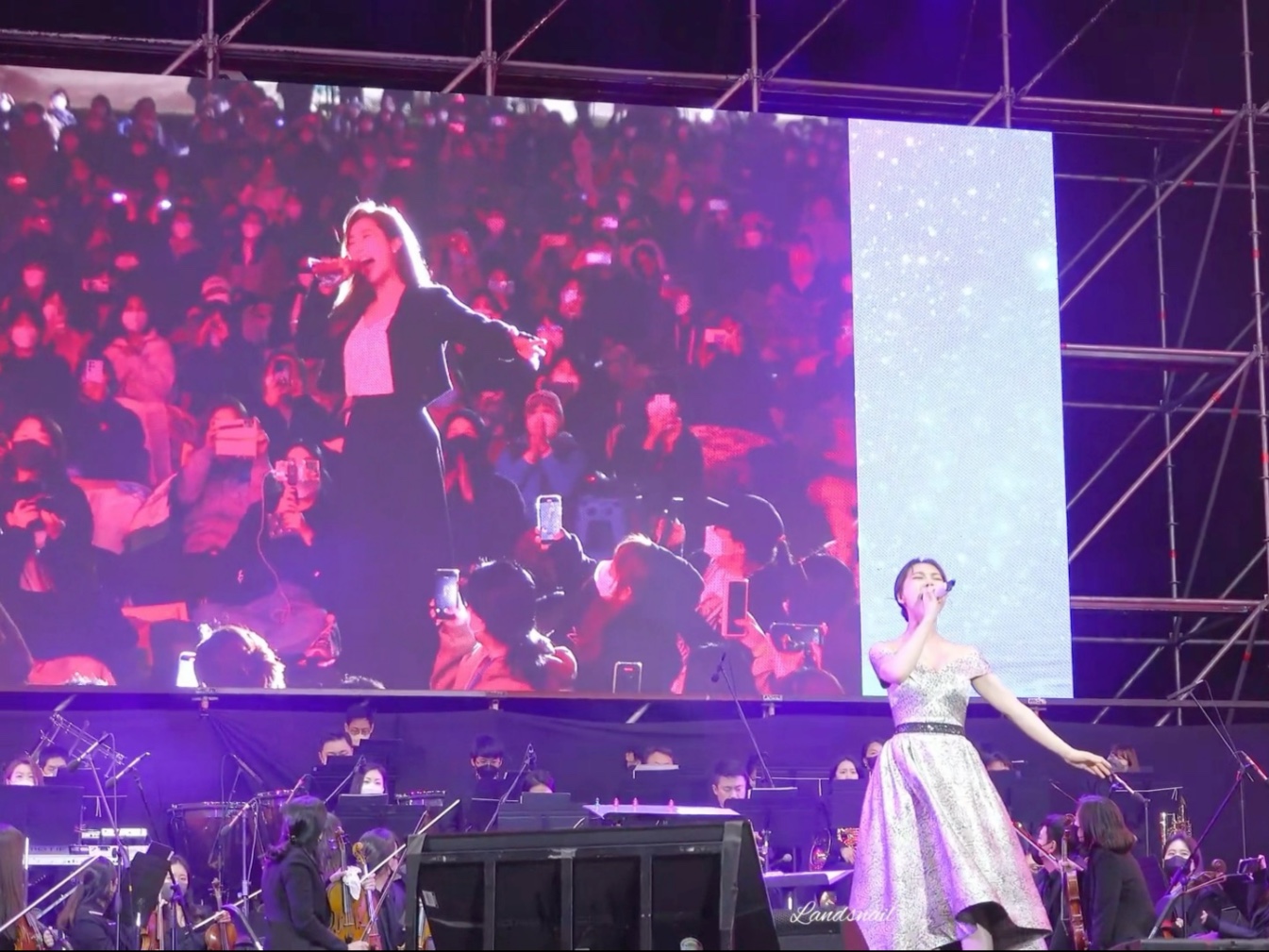 玉珠铉空降李智慧演出“从群众中来到群众中去”