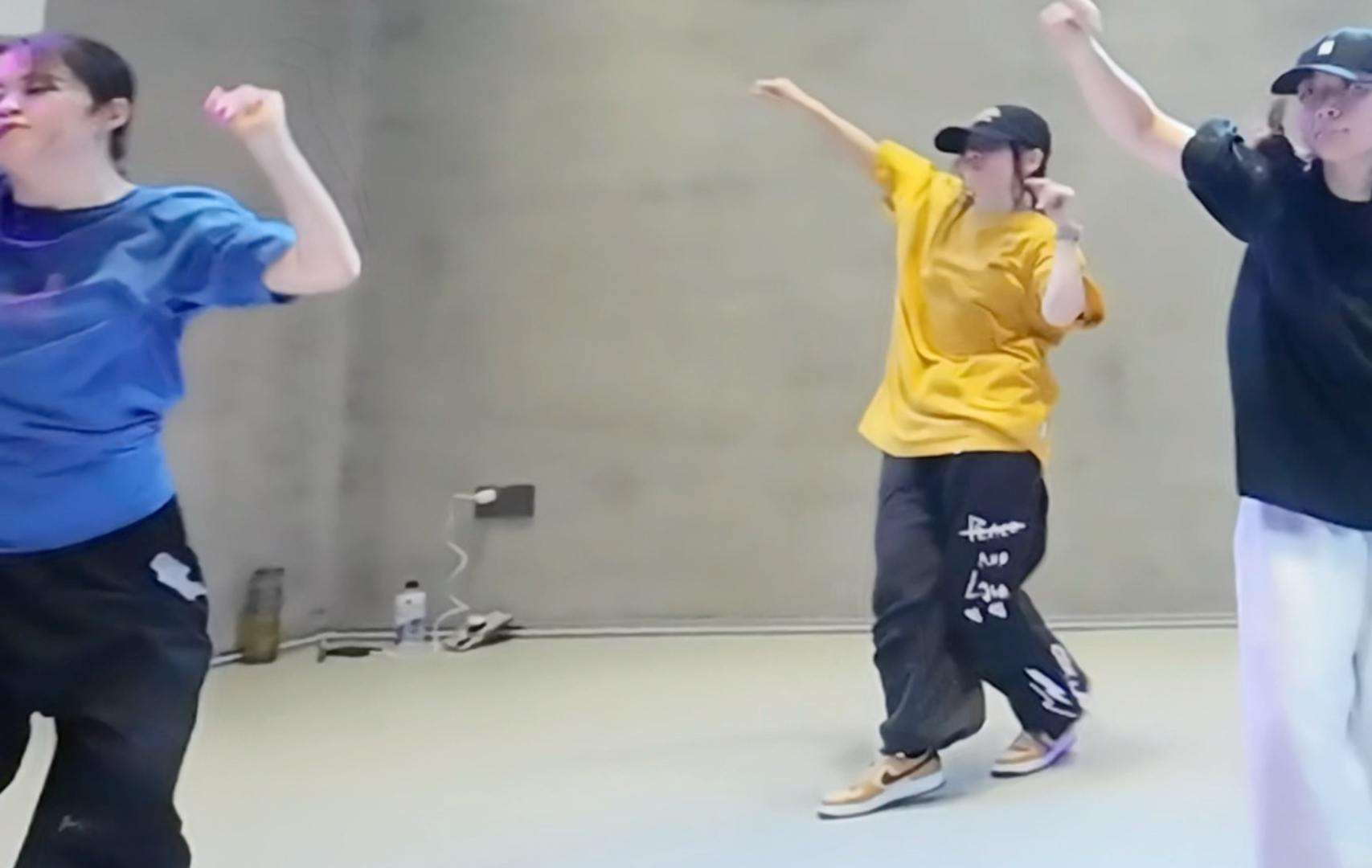 集训3/5。不跳均拍，要听到音乐的节奏。我以为我要飞起来，一看