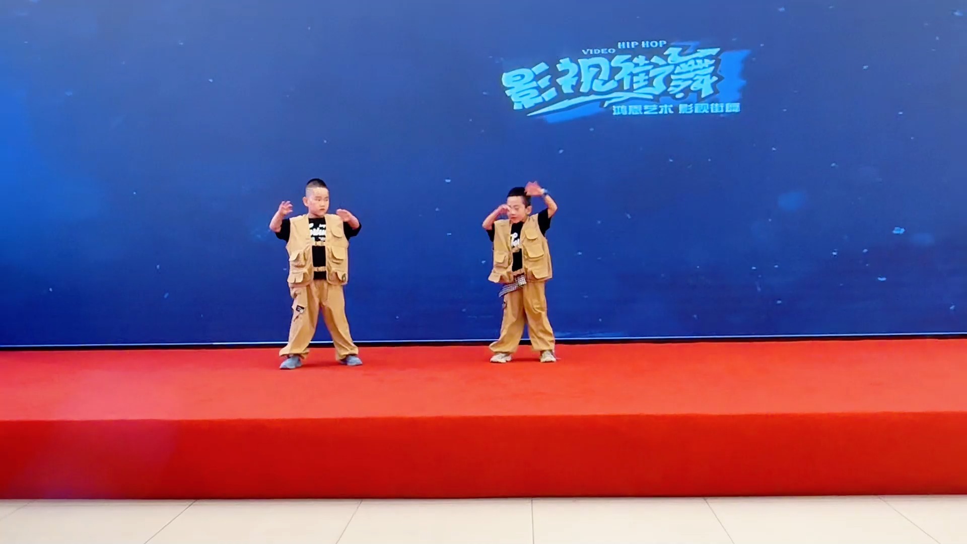 [鸿恩街舞]鹤岗萌娃街舞 大世界舞蹈表演《no joke》