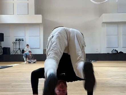 头倒立Freeze接 airchair穿退教学控制、平衡和风格﹣这个组合