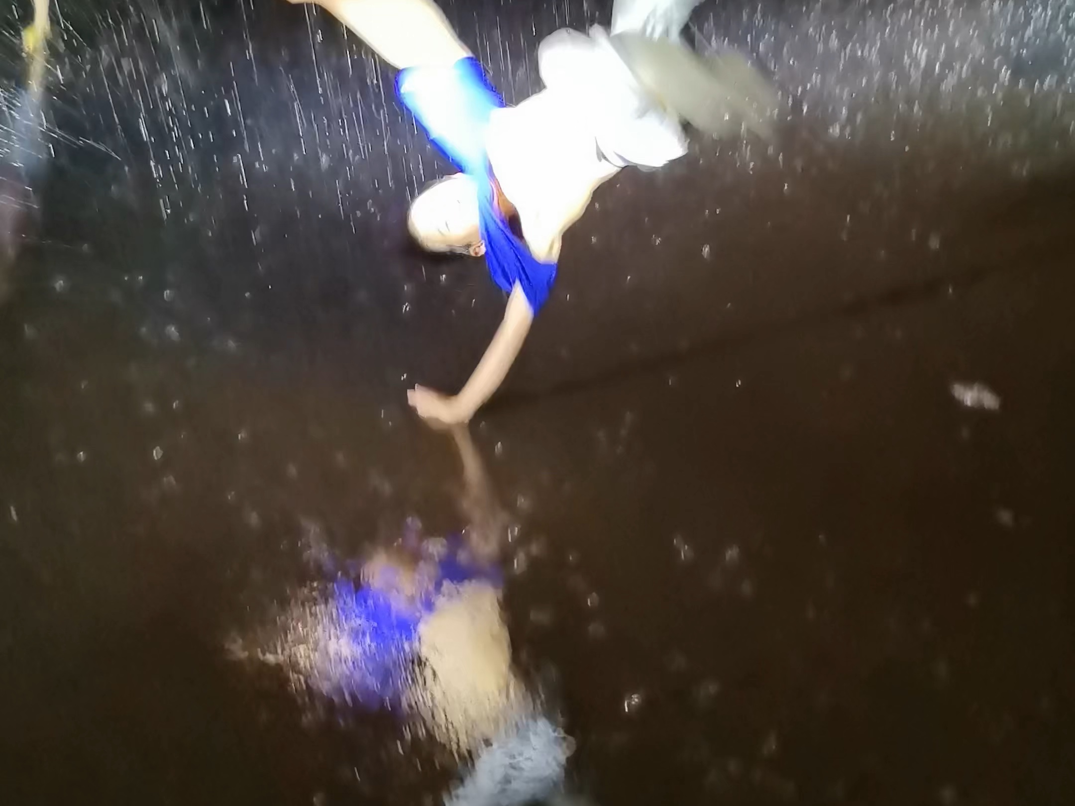 郑州暴雨#星荣街舞雨中街舞[得意]自由的味道[耶]