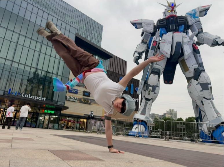 由于我怀孕不断地跳舞比赛旅游，都不像个孕妇，只有强者才能成为