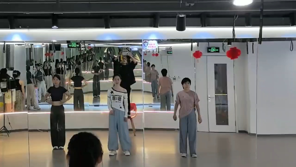 老师说，看出来了，你以前跳过健身操