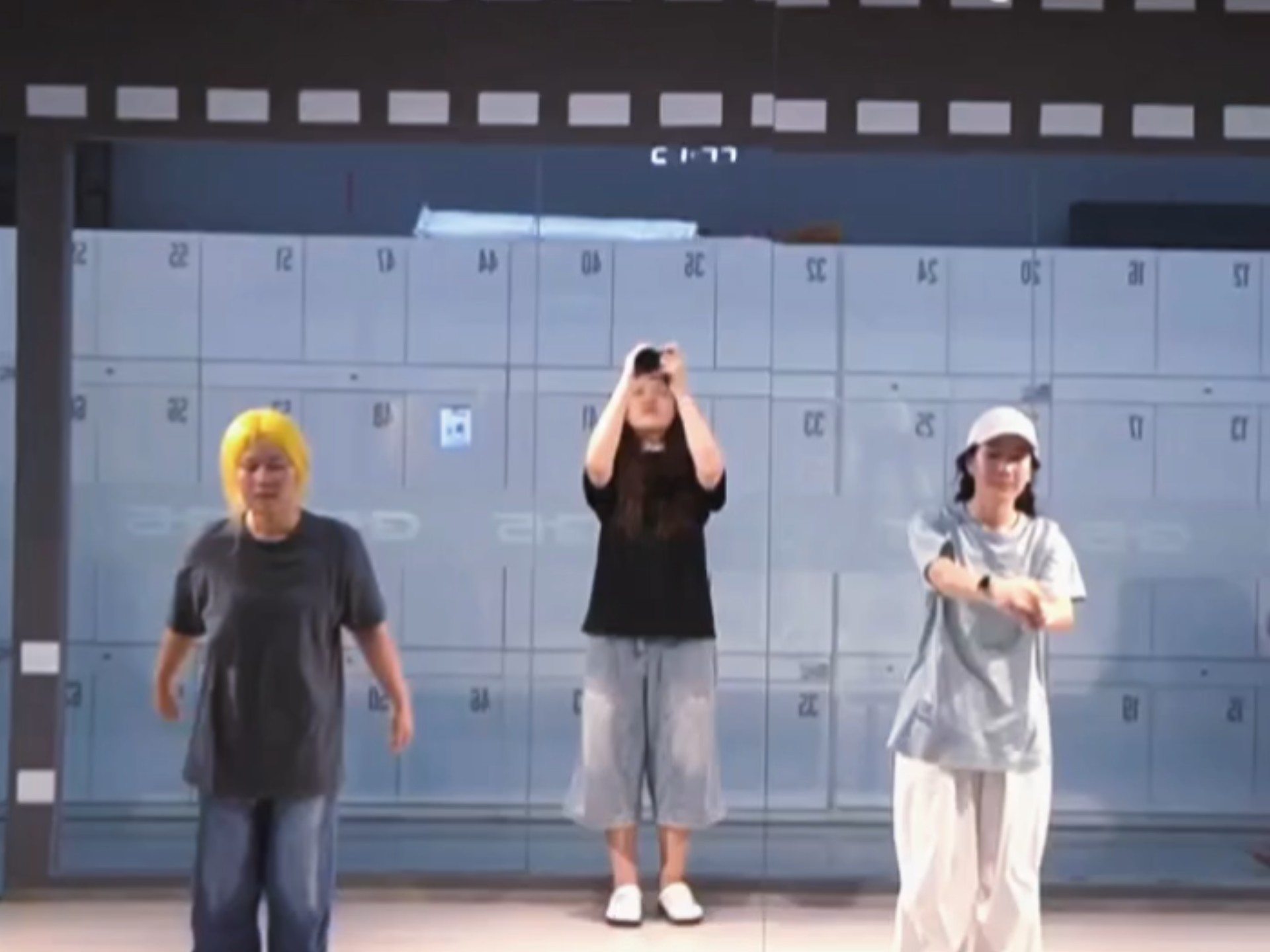 1. 认识一个好搭子，像个小太阳2. 这个教室不能穿兰色衣服，会和