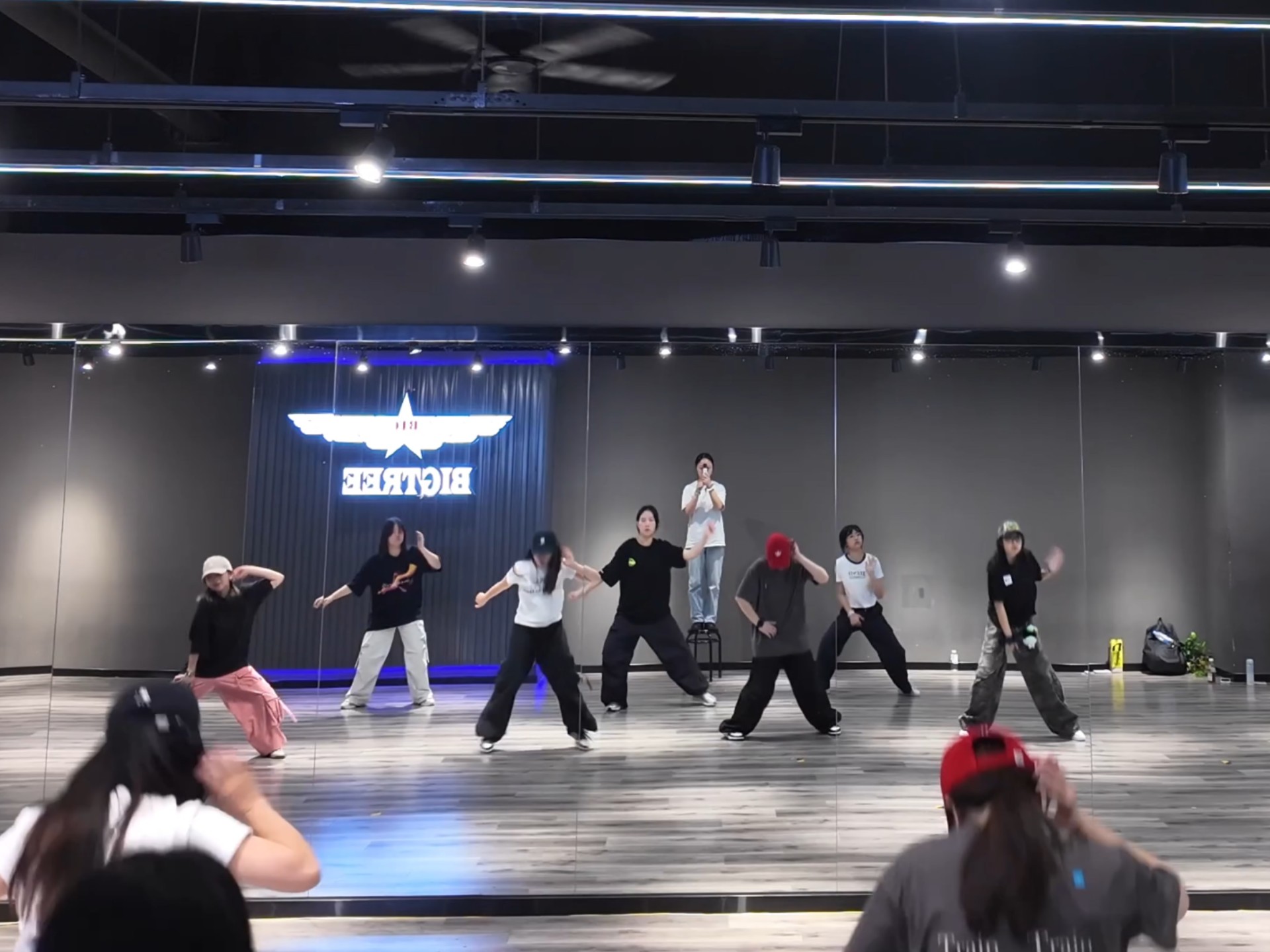 终于跳上电吻了，我的本命舞室能不能快点回归啊，在这边跳感受不