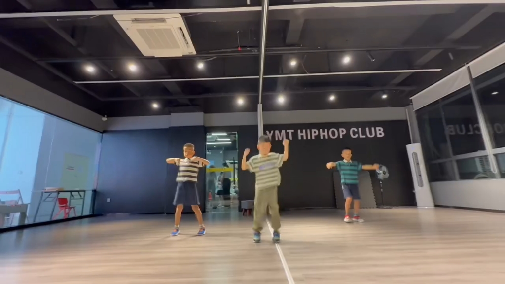 【有名堂街舞滨海店】视频加载中，速速查收惊喜！