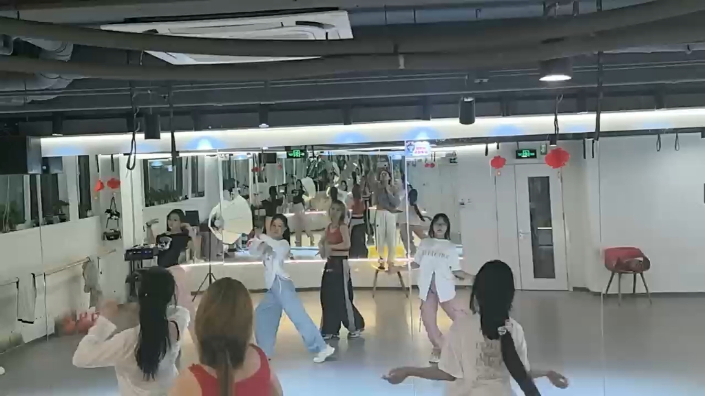 嘿嘿，这段爵士舞片段要顺滑些，再加把劲