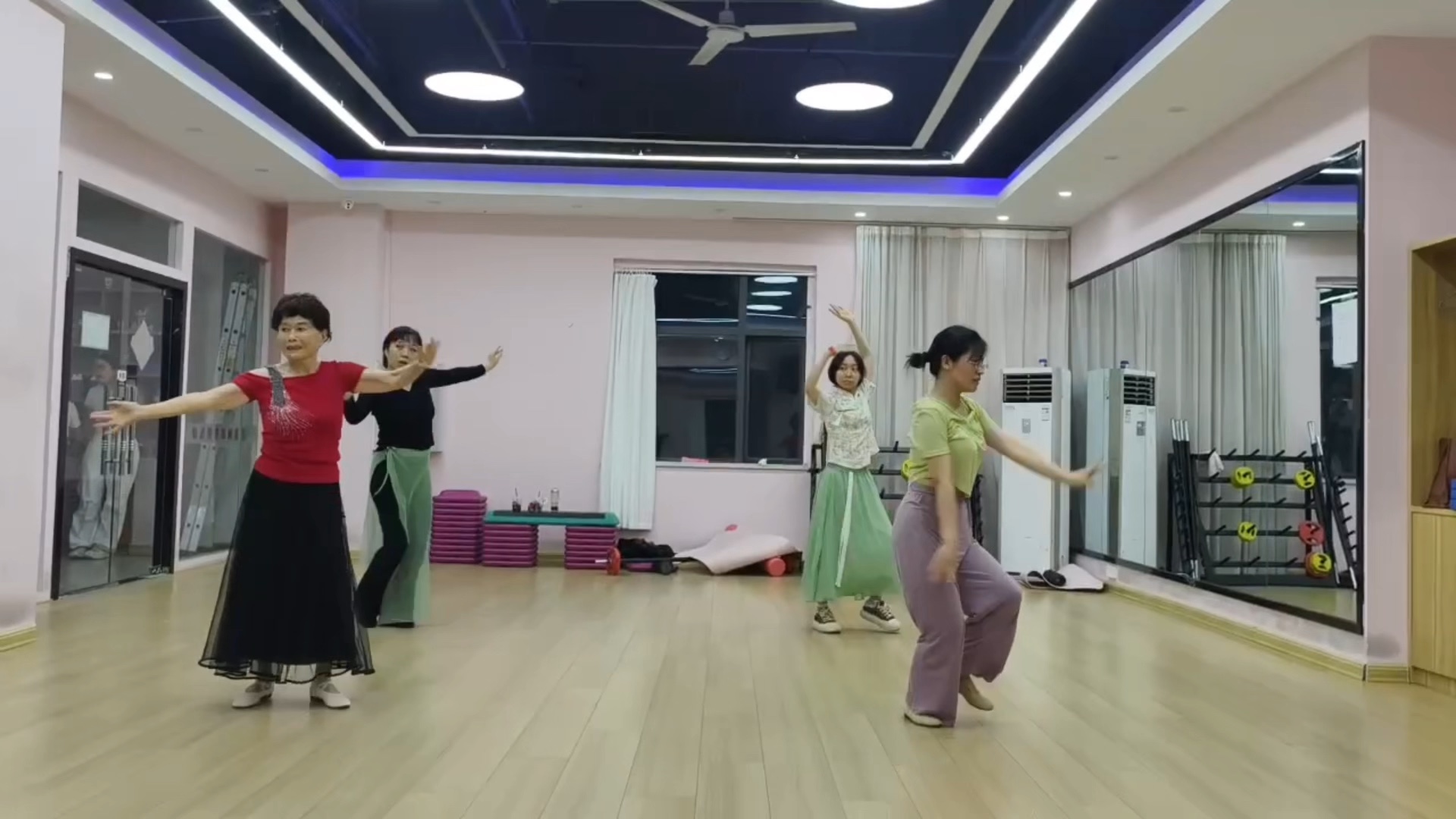 穿上绿色罩裙 跳卓玛有没有藏族风味呢？