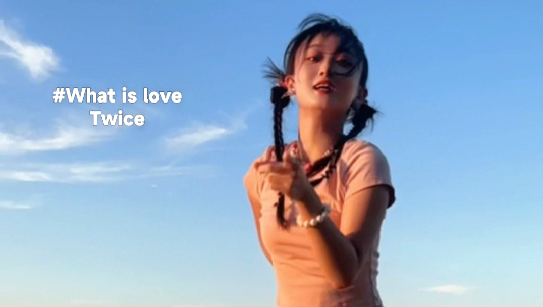 大热天的我在沙滩上穿着洞洞鞋思考what is love