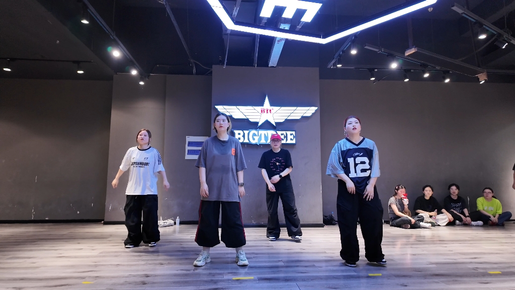 老师说这个是他的swag启蒙舞，我跳的跟个变态一样，但是这个舞真