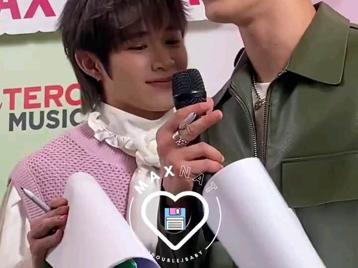 maxnat 小猫抱住他的大老虎