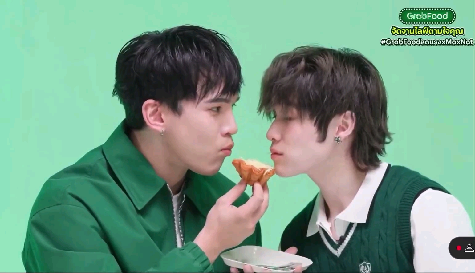 maxnat 小情侣甜蜜共吃一个蛋挞