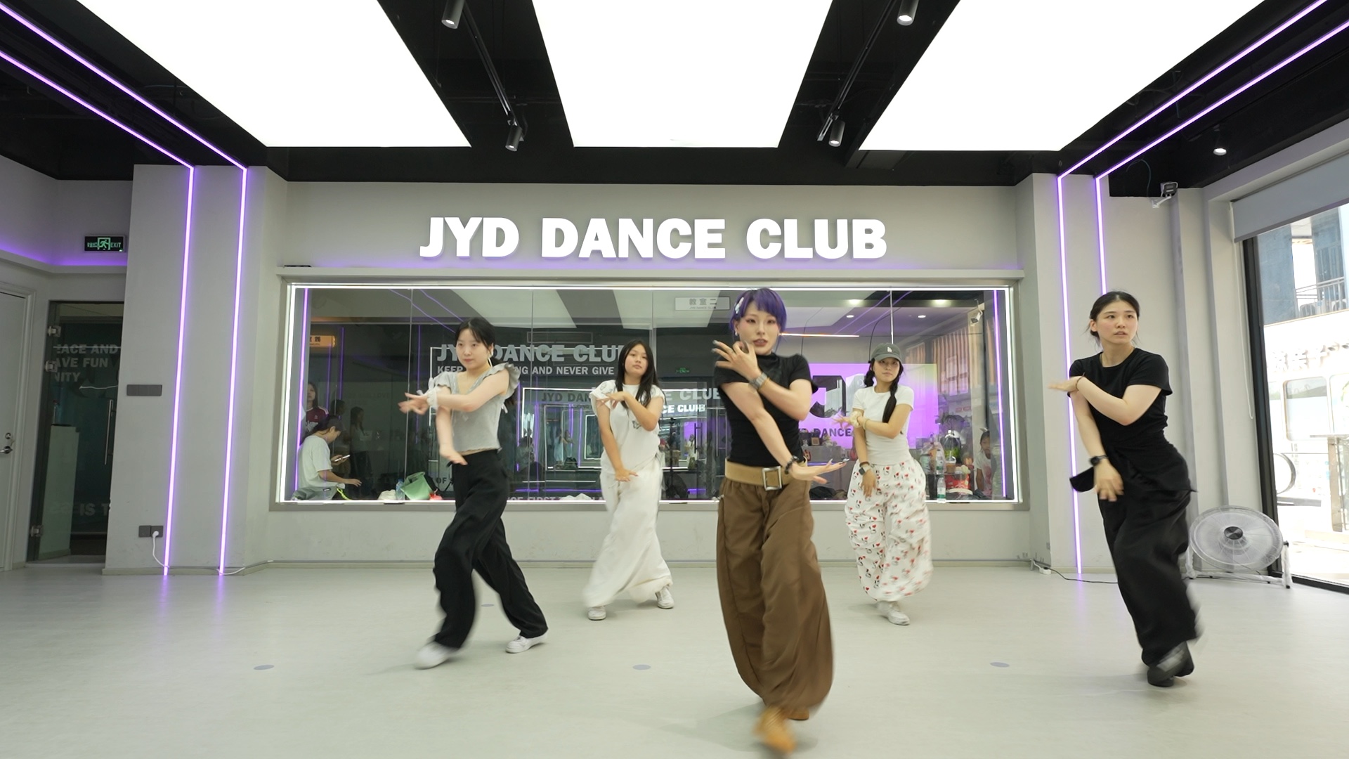 穿的也是和妹妹们格格不入中