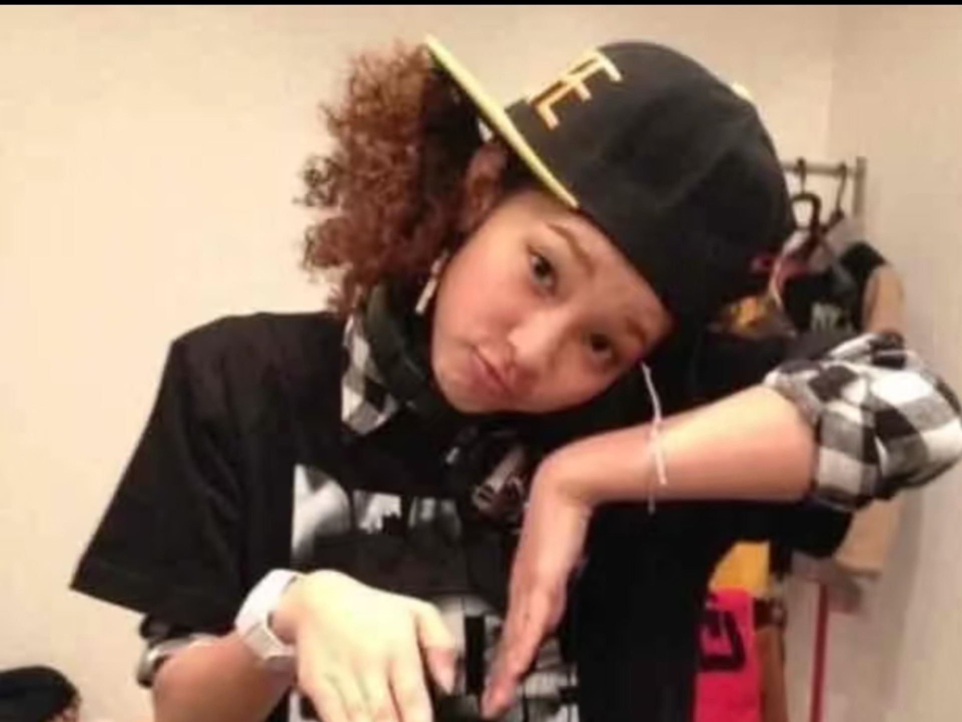 KYOKA的幼年时期，从画质中就能看出来年代感，不过特别可帅气可