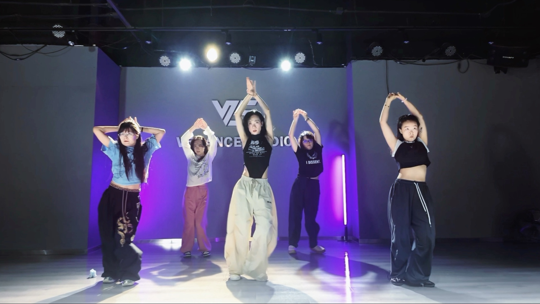 是月下舞蹈的氛围感