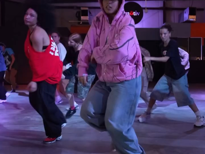 Marlee Hightower hiphop routine bgm：How Many Mics —— Fu