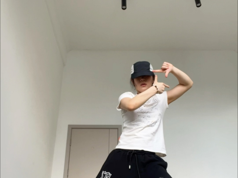 我勒个拌鞋底都好听的伴奏