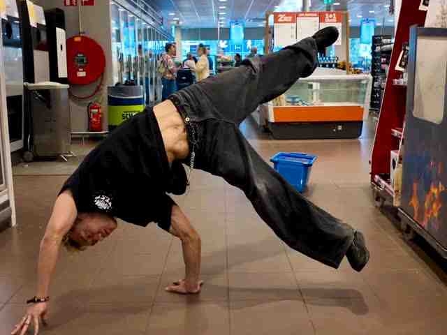贵州腰王BboyZero1在荷兰超市秀操作