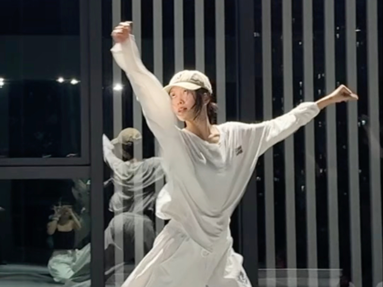 “乌黑的发尾盘成一个圈 缠绕着我对你的思念～” —— 大城小